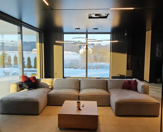 Salon z czarnym sufitem napinanym i linią LED, realizacja GREEN